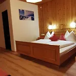 לינה וארוחת בוקר Ledererhof 3*